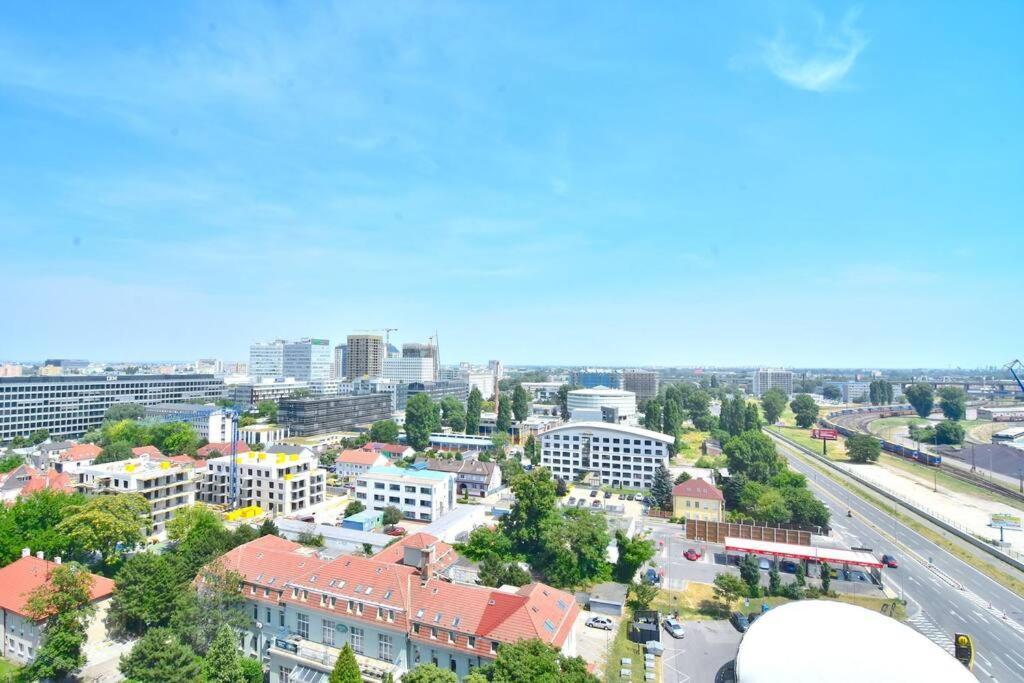 布拉迪斯拉发Downtown Charm With Free Parking Spot公寓 外观 照片